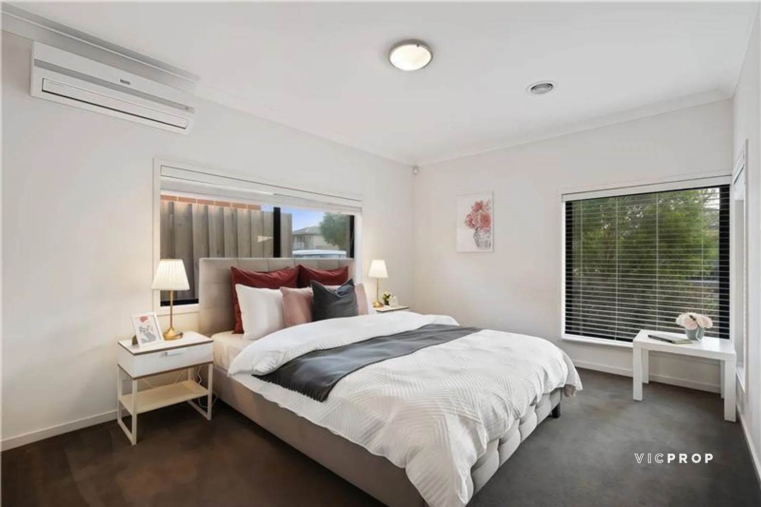 Spacious & Light-Filled Family Home in Prime Point Cook Location - Widok 2