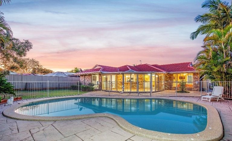 4 bedrooms House in 19 Arlene Park Terrace HELENSVALE QLD, 4212