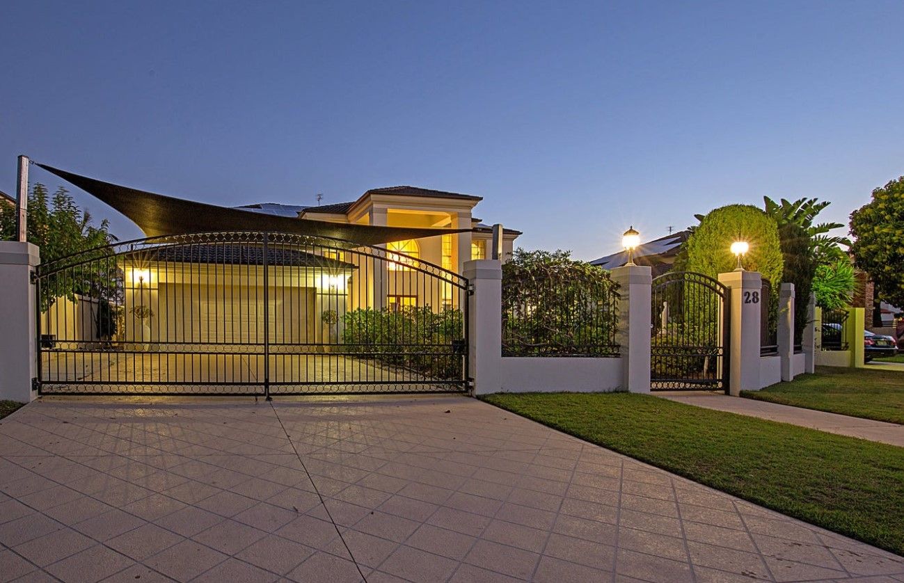 5 bedrooms House in 28 Prosperity Drive HELENSVALE QLD, 4212