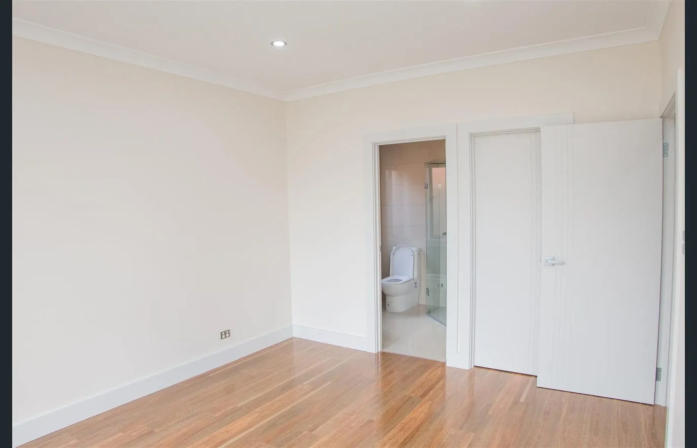 Three Bedroom with two bathrooms in popular locale - View 4