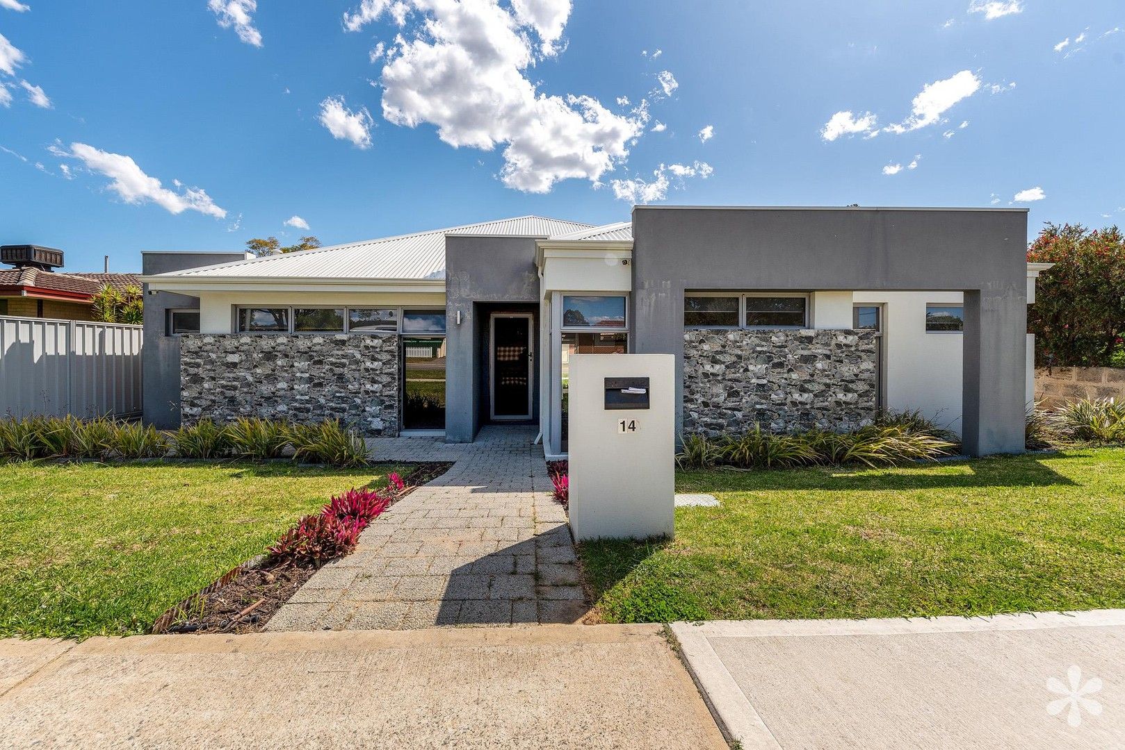 4 bedrooms House in 14 Cumberland Road FORRESTFIELD WA, 6058