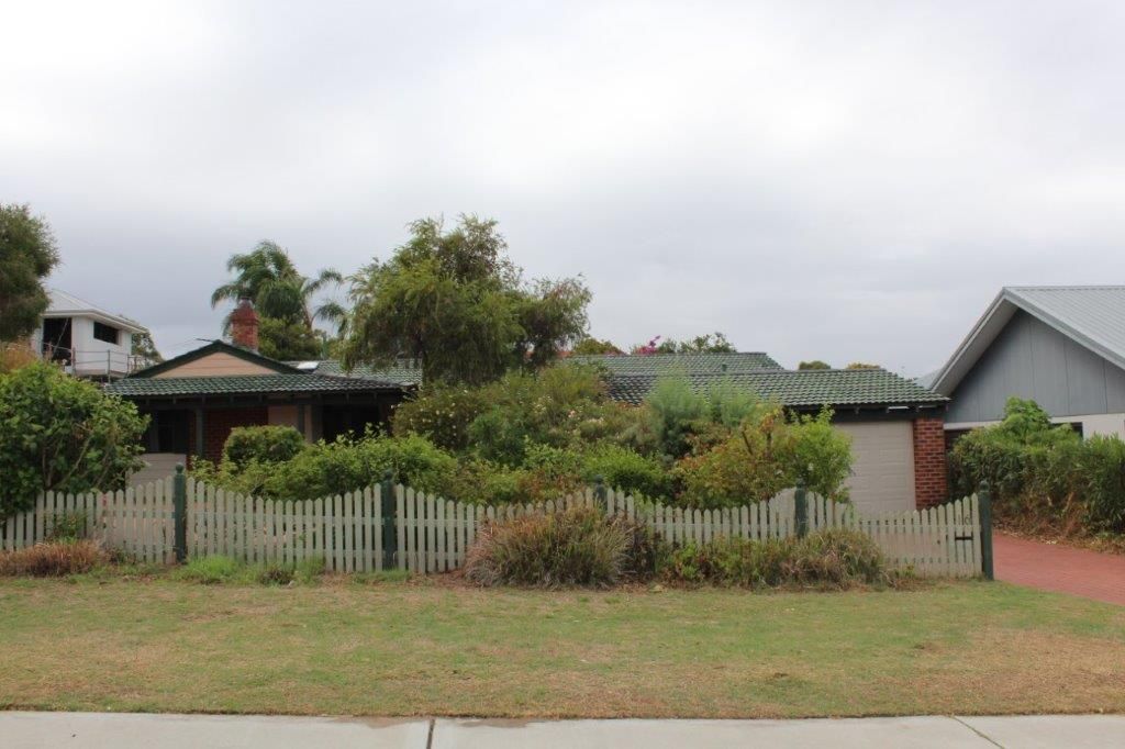 4 bedrooms House in 16 Strathyre Drive DUNCRAIG WA, 6023