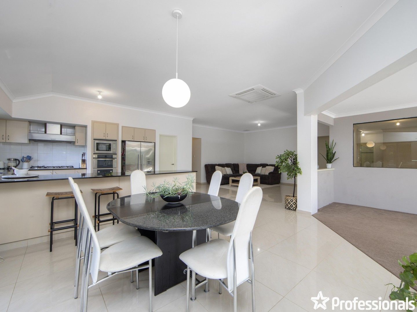 4 bedrooms House in 24 Camellia Loop FORRESTFIELD WA, 6058