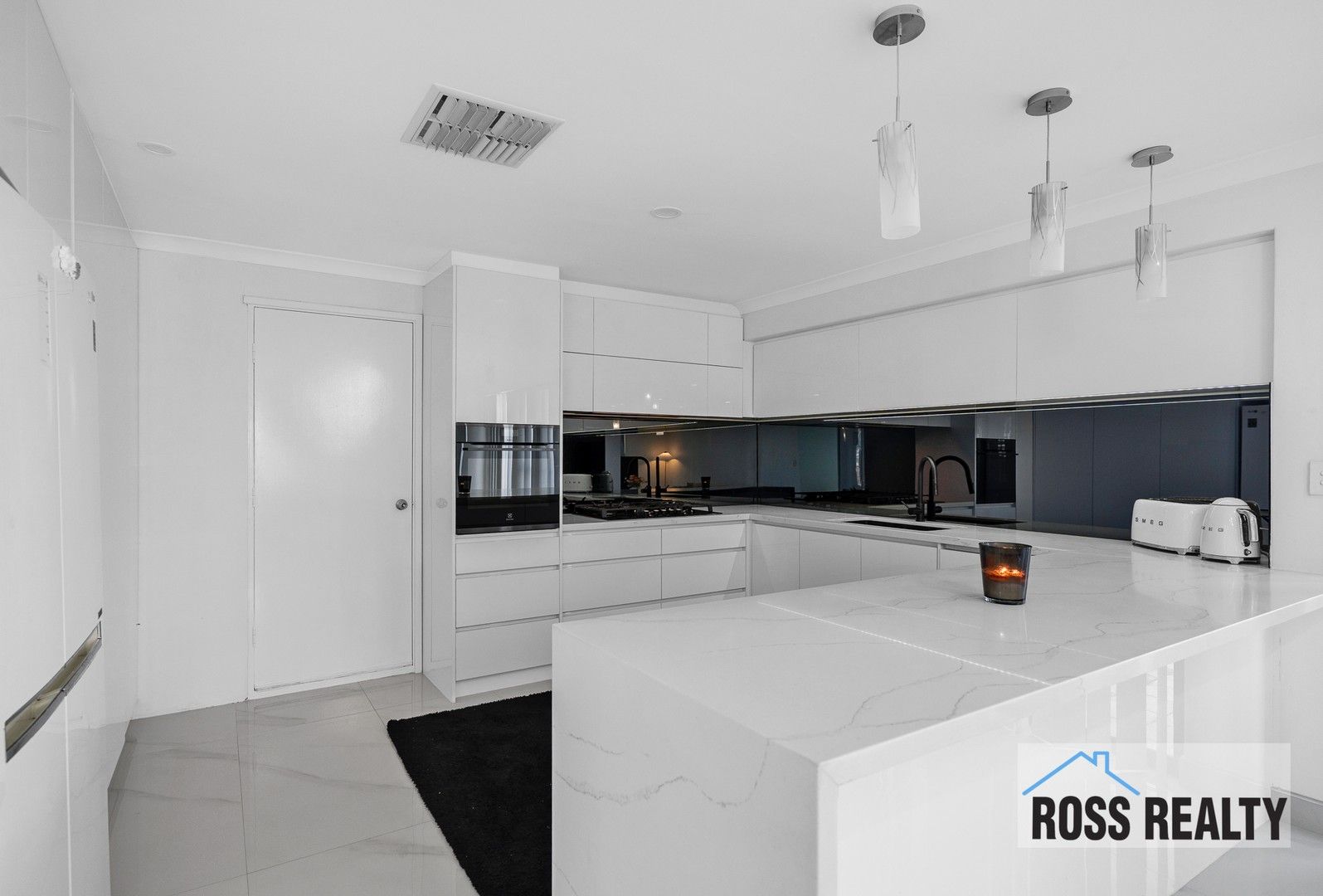 5 bedrooms House in 15 Lissadell Terrace ELLENBROOK WA, 6069