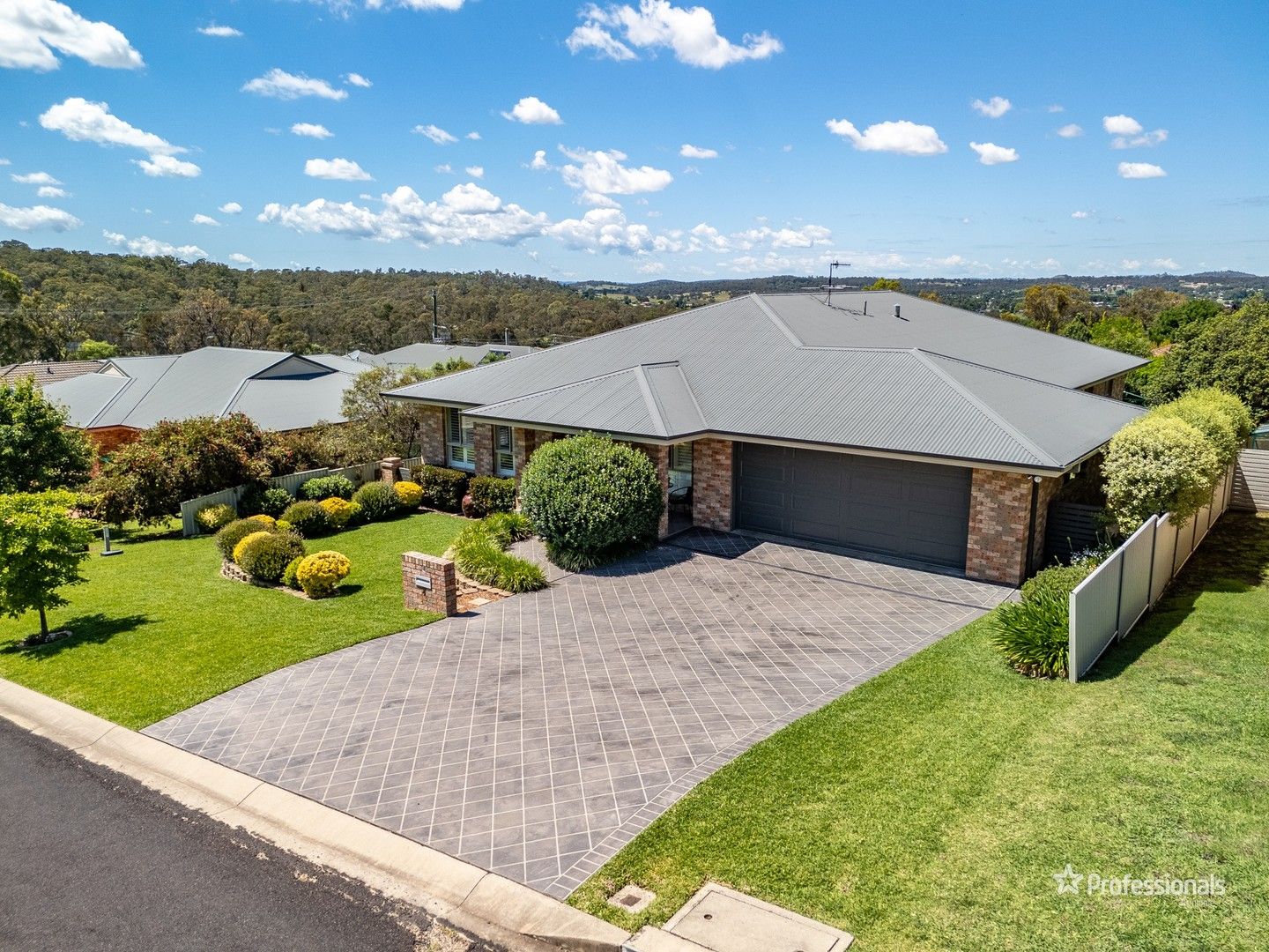 4 bedrooms House in 8 McCarthy Crescent ARMIDALE NSW, 2350