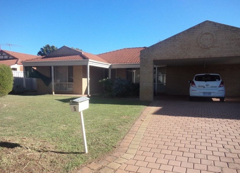 4 bedrooms House in 5 Summer Hill Place WARNBRO WA, 6169