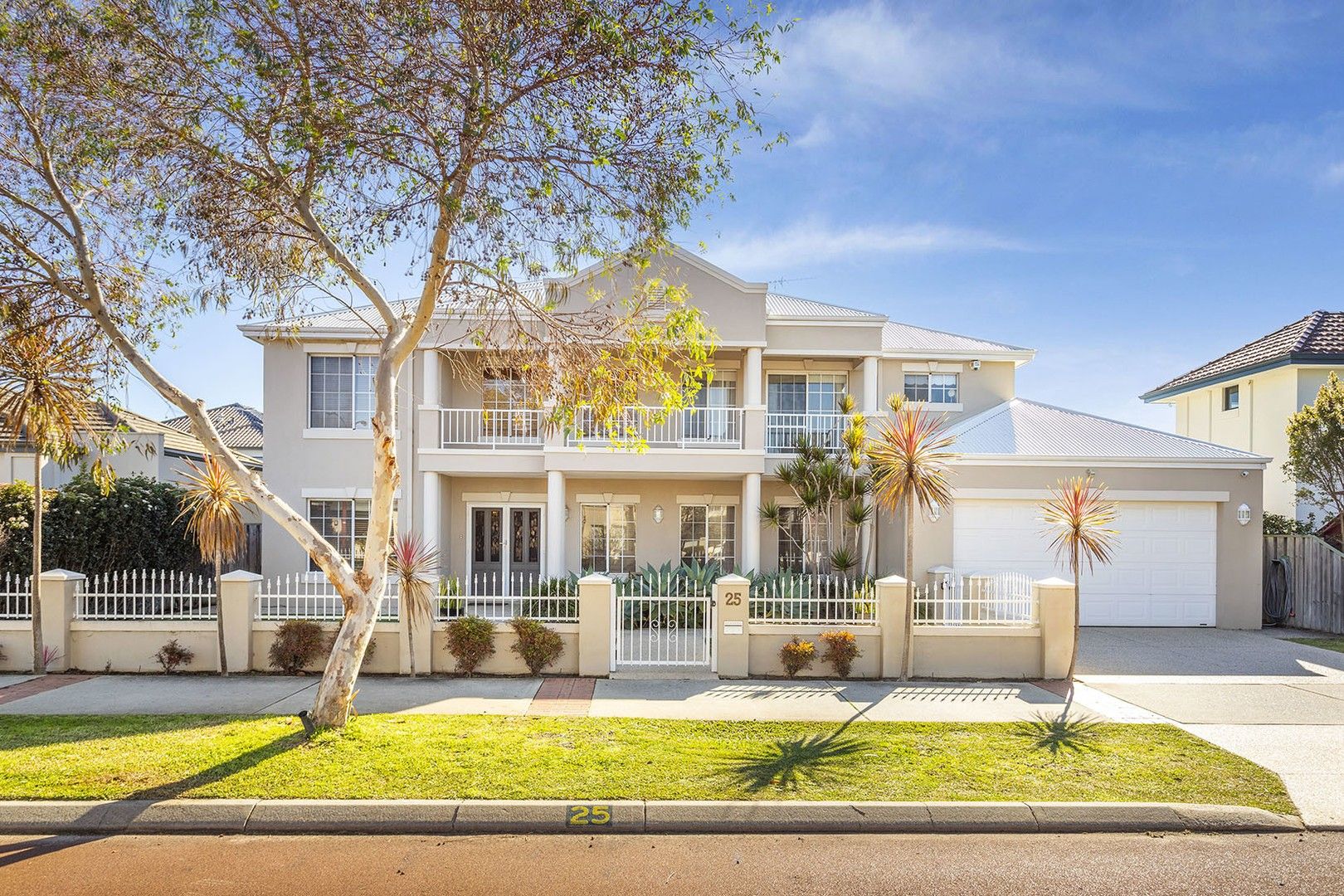 5 bedrooms House in 25 Willow Bank Entrance GWELUP WA, 6018