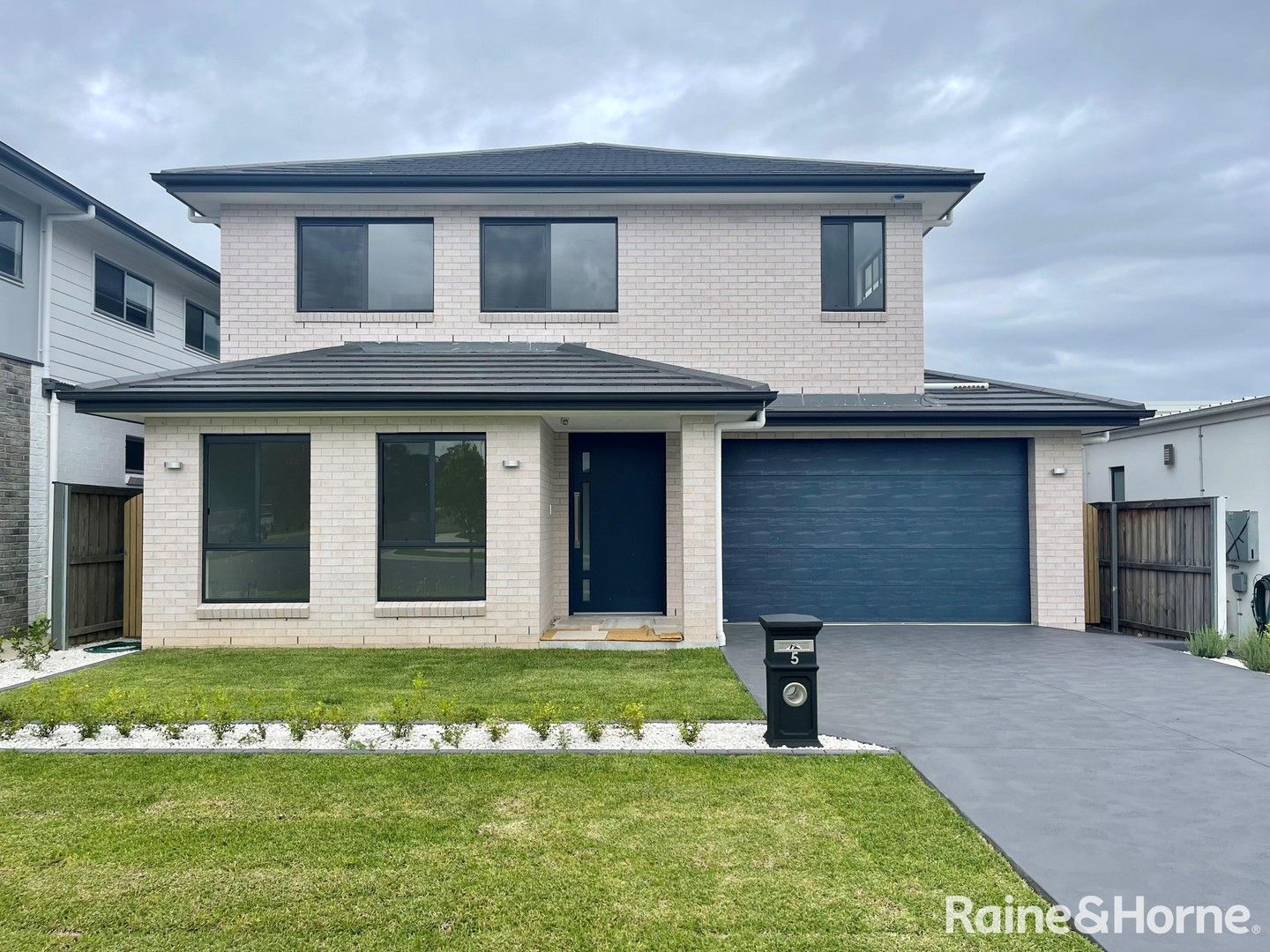 4 bedrooms House in 5 Kinghorne Street GLEDSWOOD HILLS NSW, 2557