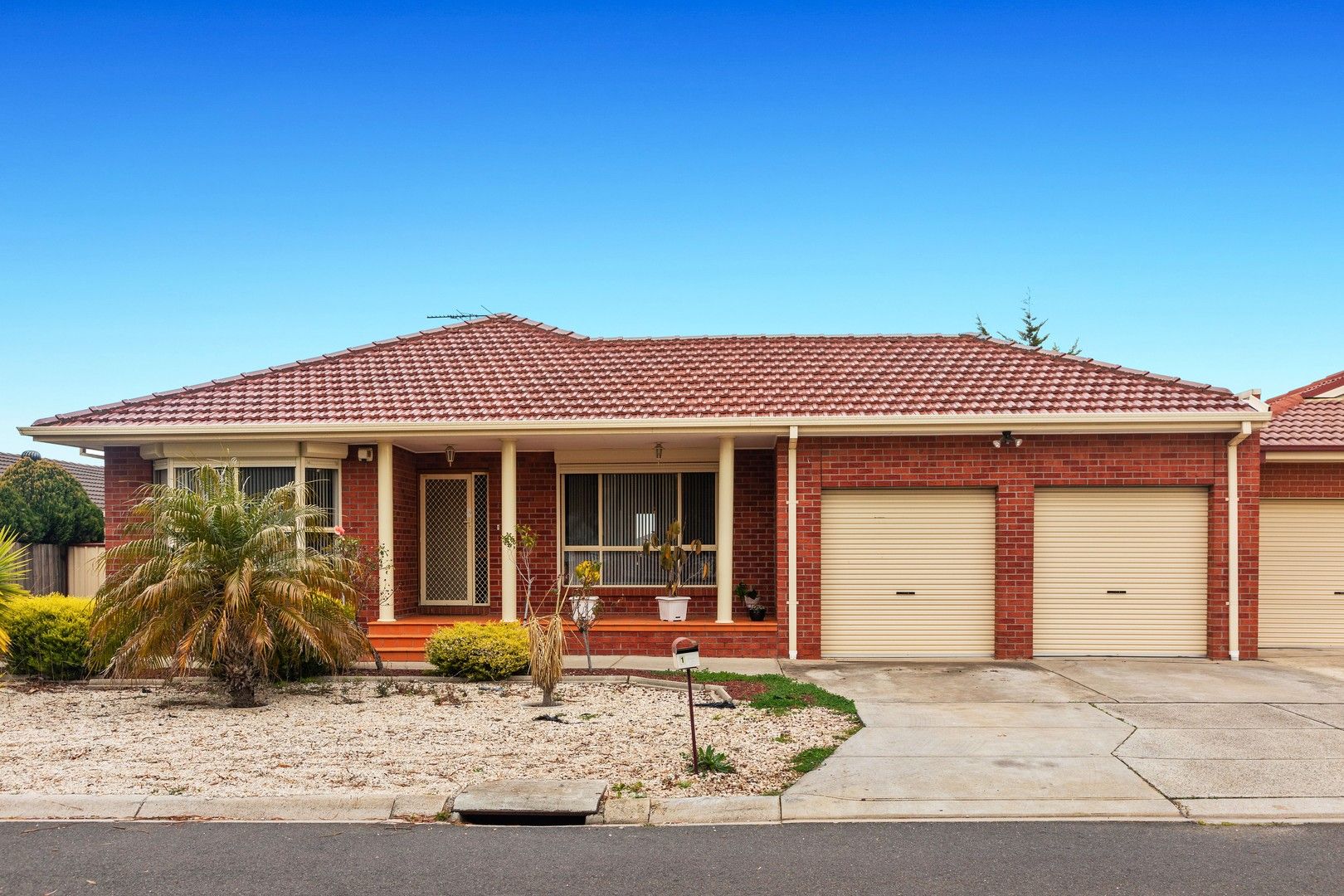 3 bedrooms House in 10 Roche Street ST ALBANS VIC, 3021