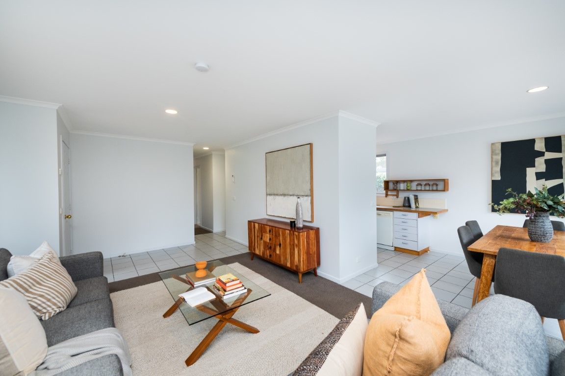 2/11 Owen Crescent, Lyneham ACT 2602, Image 2