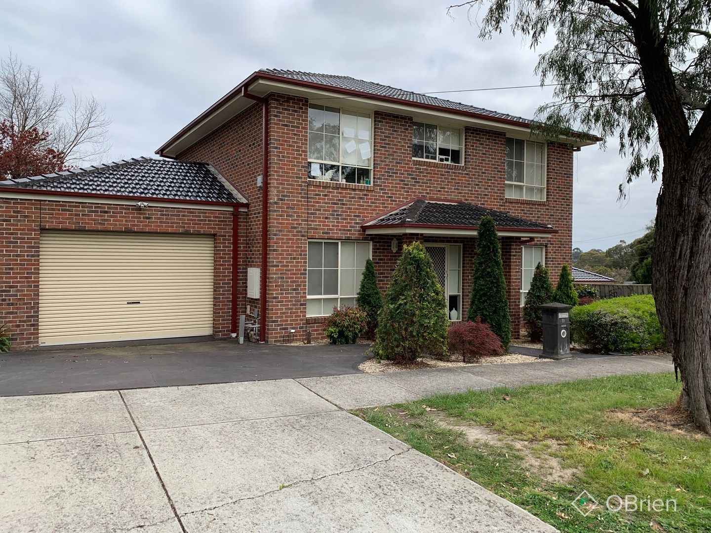 4 bedrooms Townhouse in 19 Centre Road VERMONT VIC, 3133