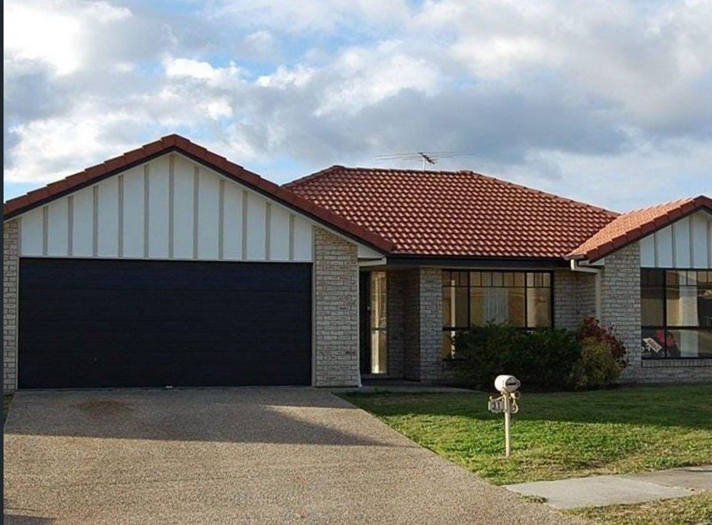 4 bedrooms House in 31 WATTLE CRESCENT RACEVIEW QLD, 4305
