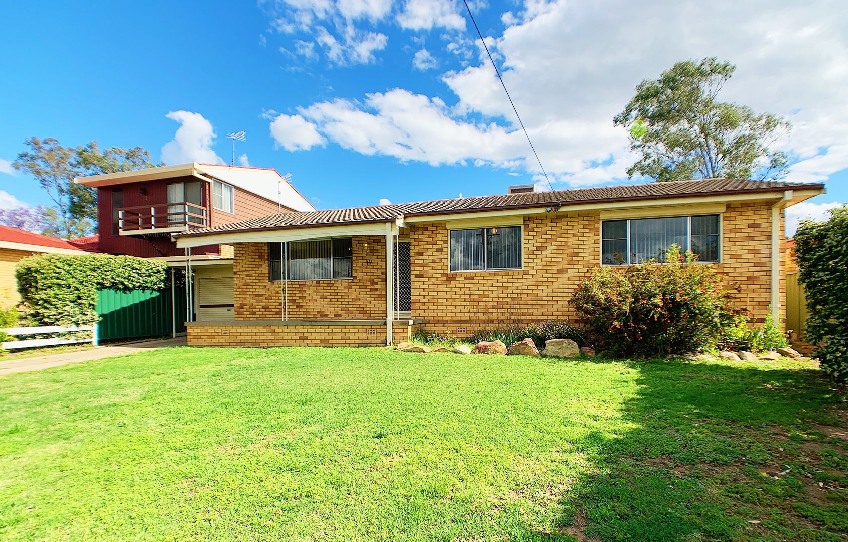10 Coorong Street, South Tamworth Property History & Address Research