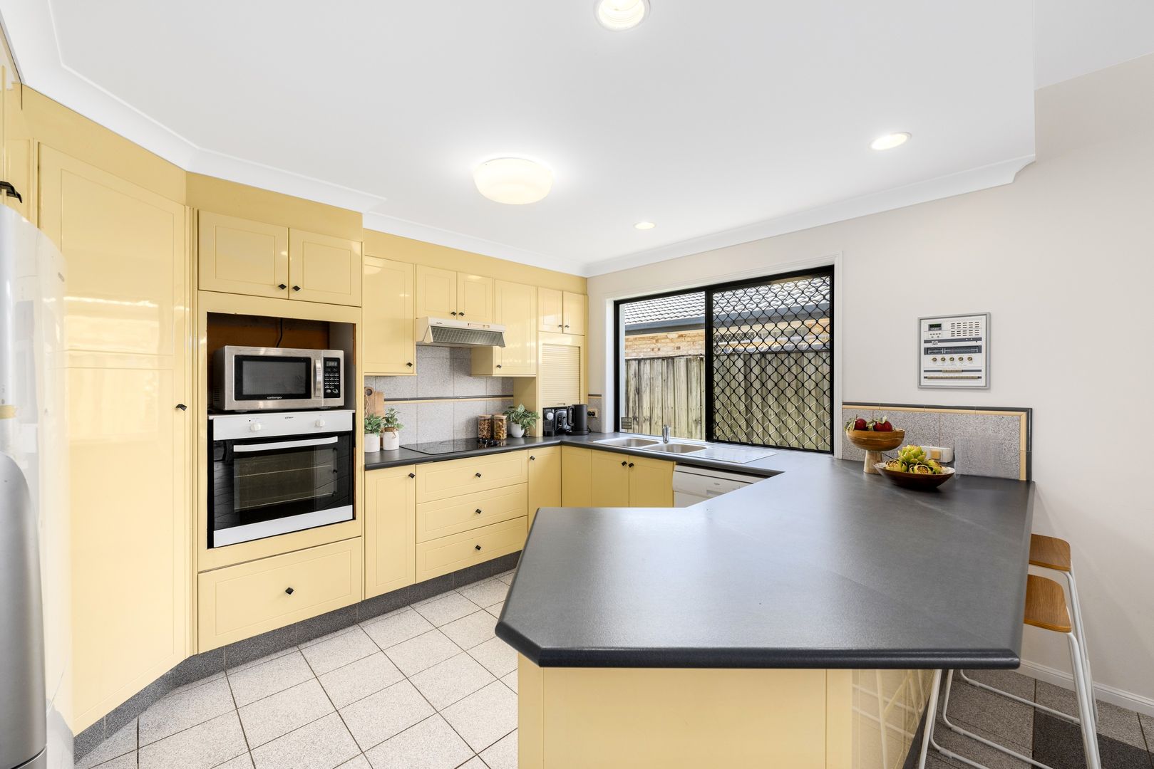 7 Pottery Row, Runaway Bay QLD 4216, Image 2