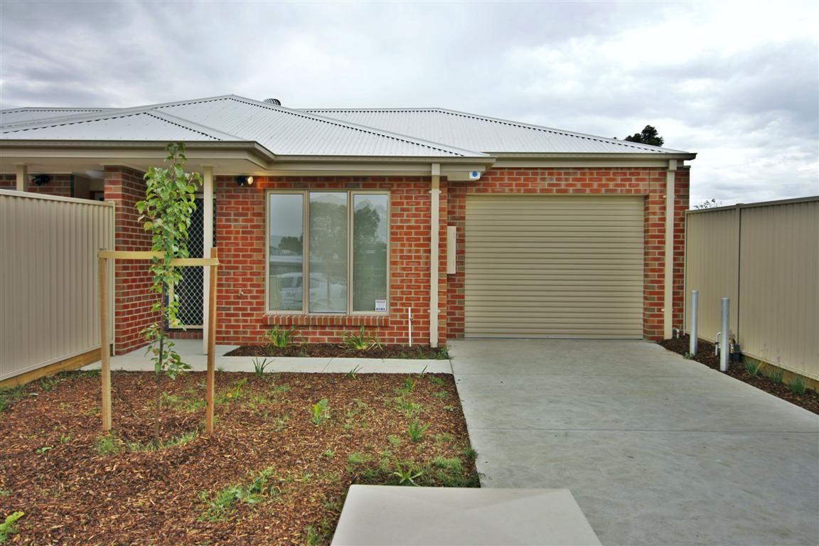 2 bedrooms Townhouse in 4A Hazel Road WENDOUREE VIC, 3355