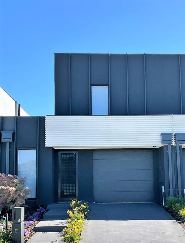 2 bedrooms Townhouse in 52 Fewster Cct MICKLEHAM VIC, 3064