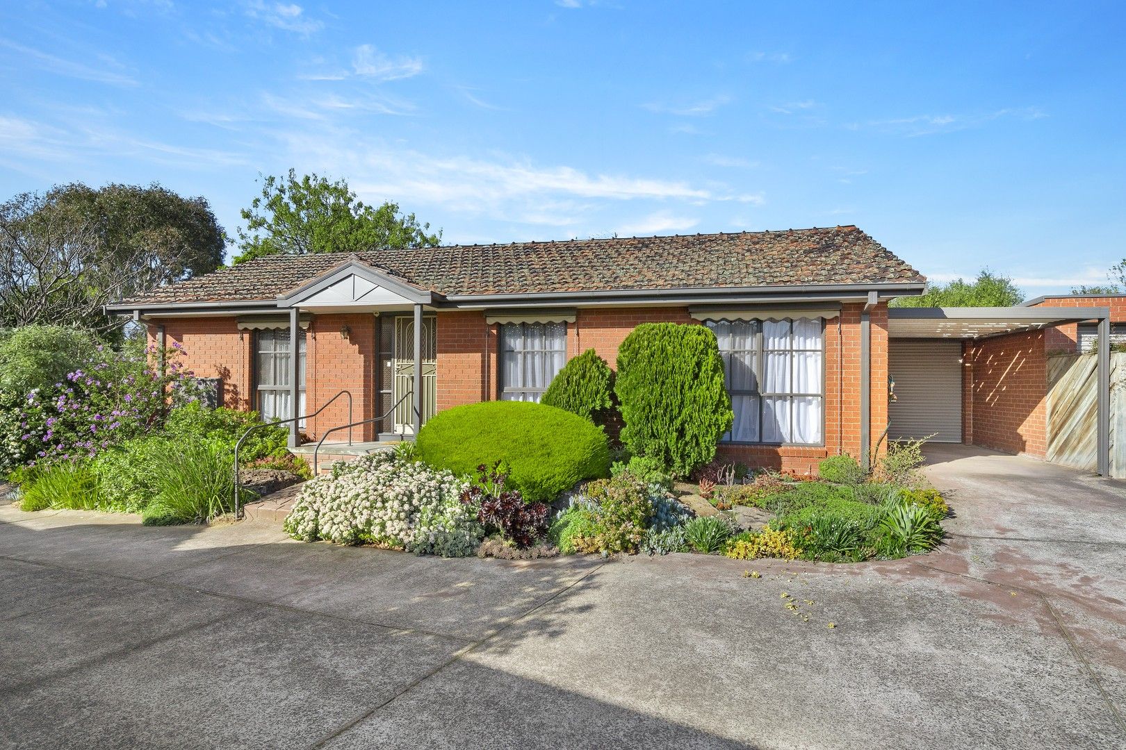 2 bedrooms Apartment / Unit / Flat in 1/21 Braid Hill Road MACLEOD VIC, 3085