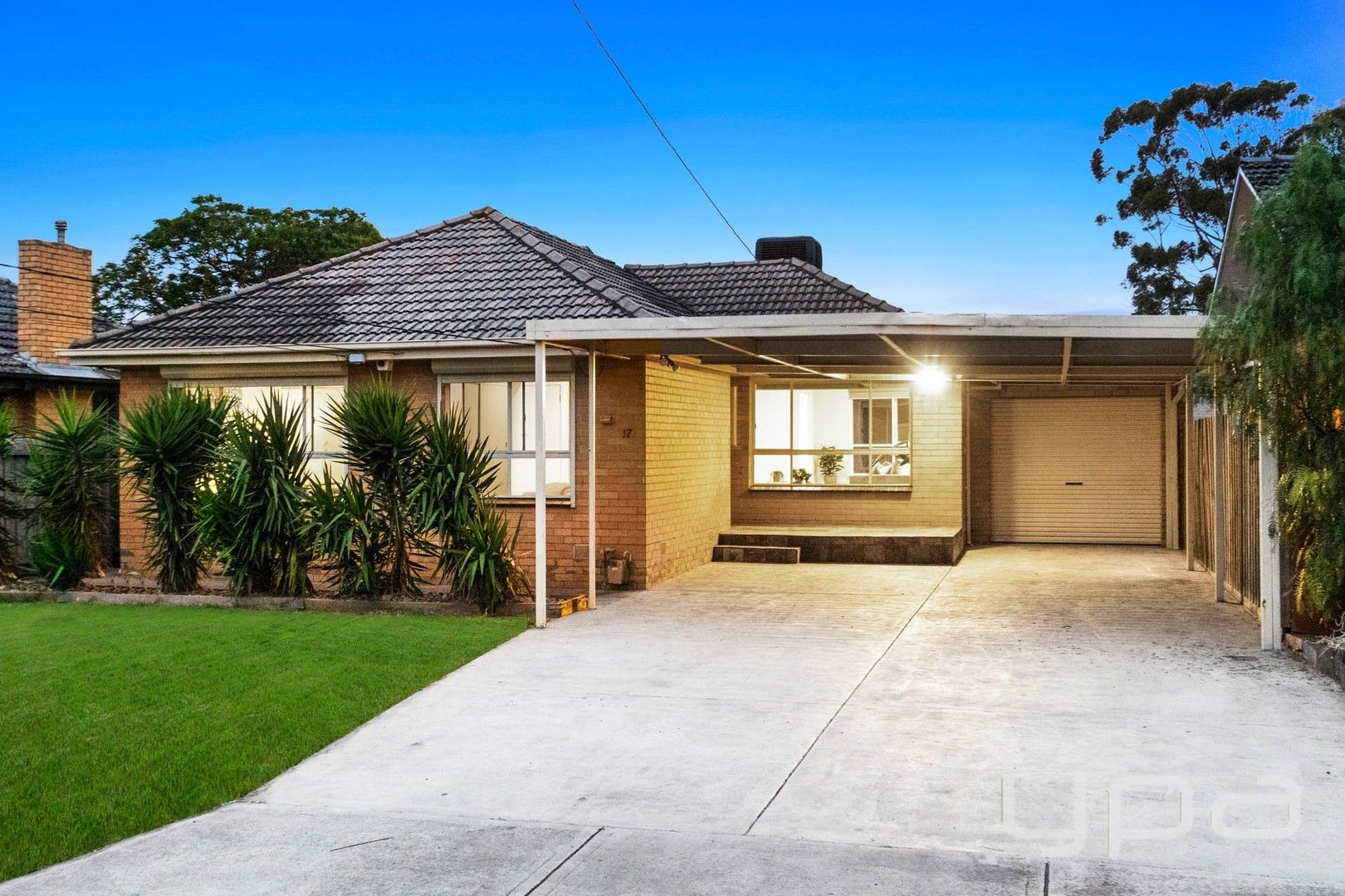 5 bedrooms House in 17 Queens Court WERRIBEE VIC, 3030