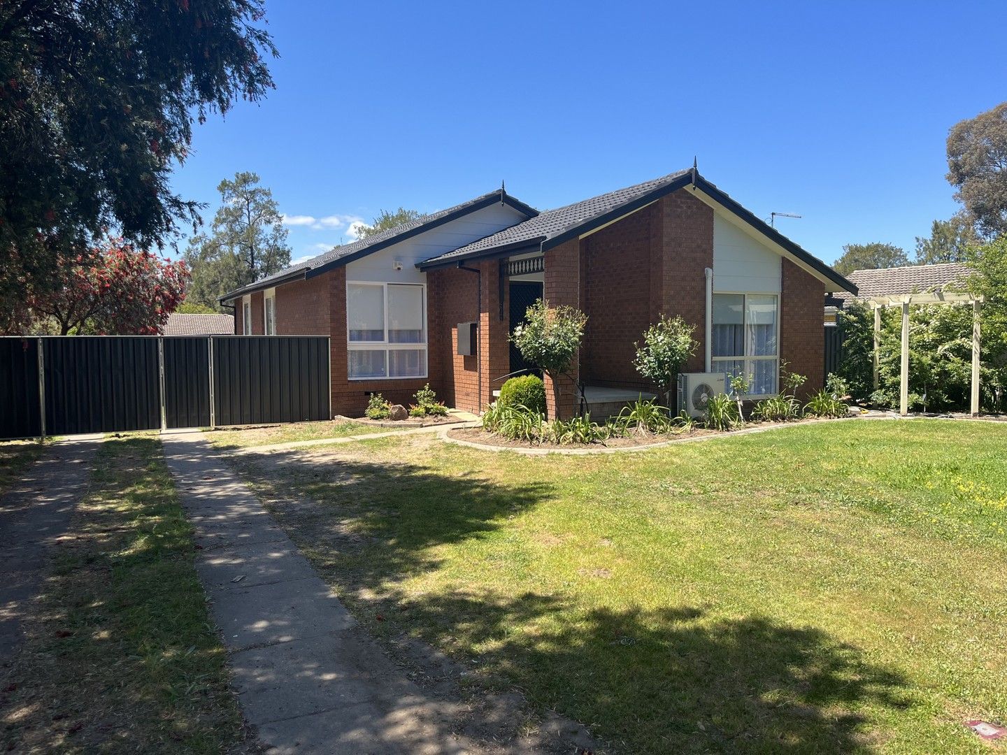 3 bedrooms House in 19 Talgarno Court THURGOONA NSW, 2640