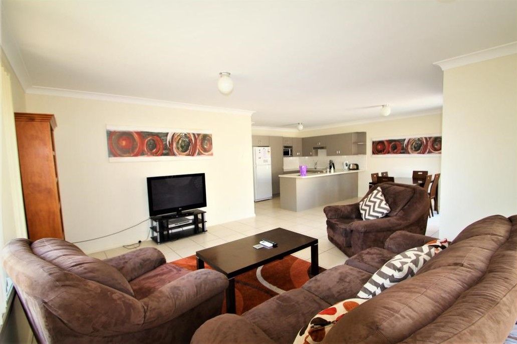 2//4  The Grove, Singleton NSW 2330, Image 1