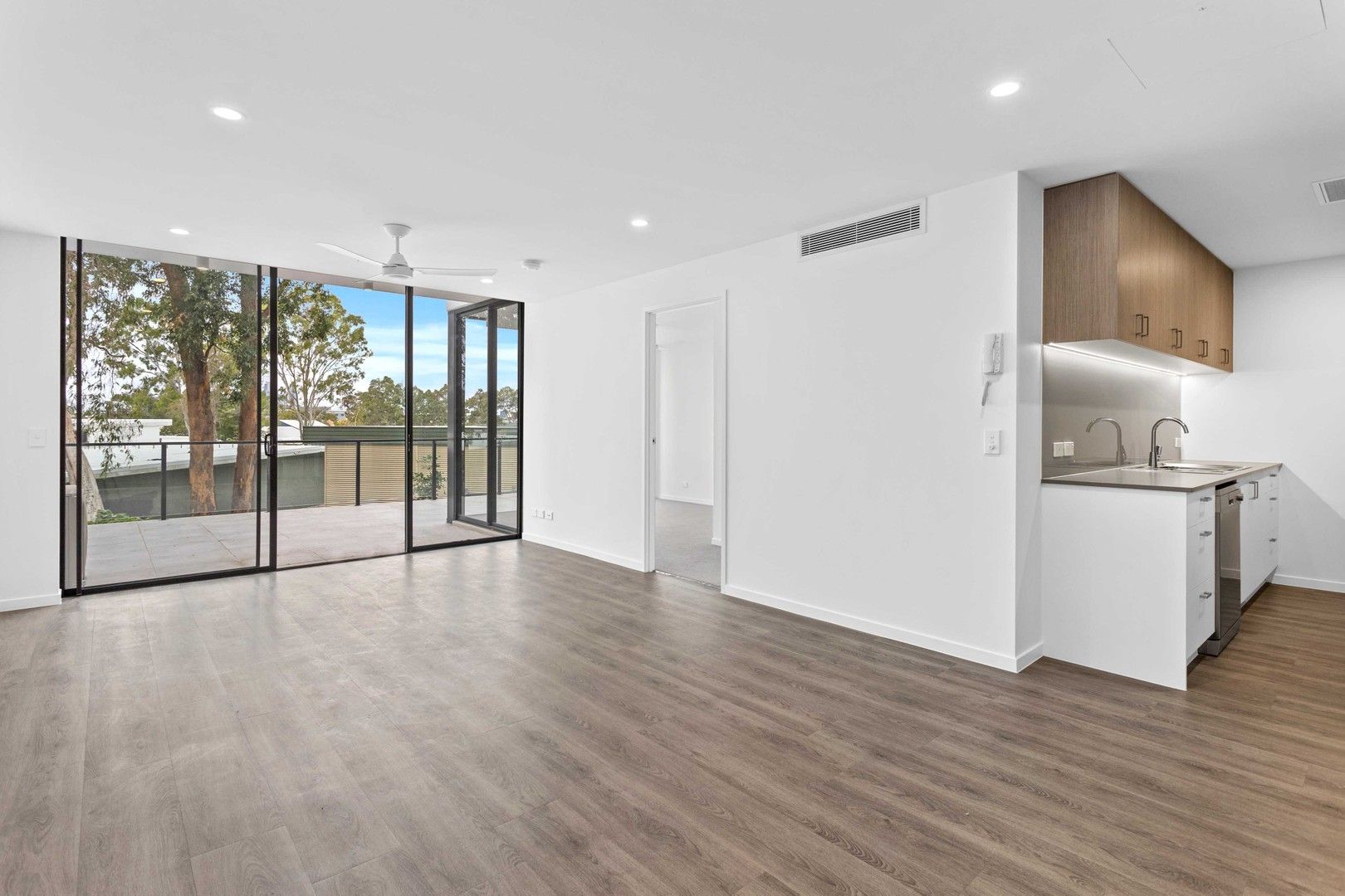 2 bedrooms Apartment / Unit / Flat in 4/249 Ashmore Road BUNDALL QLD, 4217