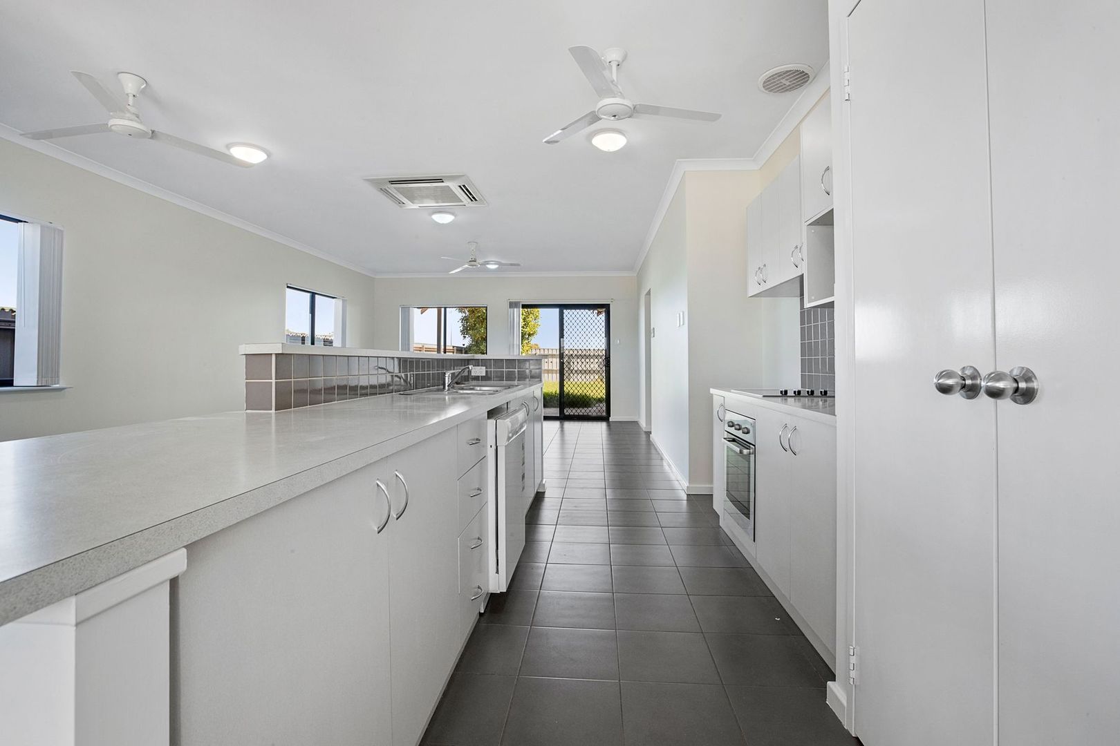 3 bedrooms House in 11 Walker Close MILLARS WELL WA, 6714