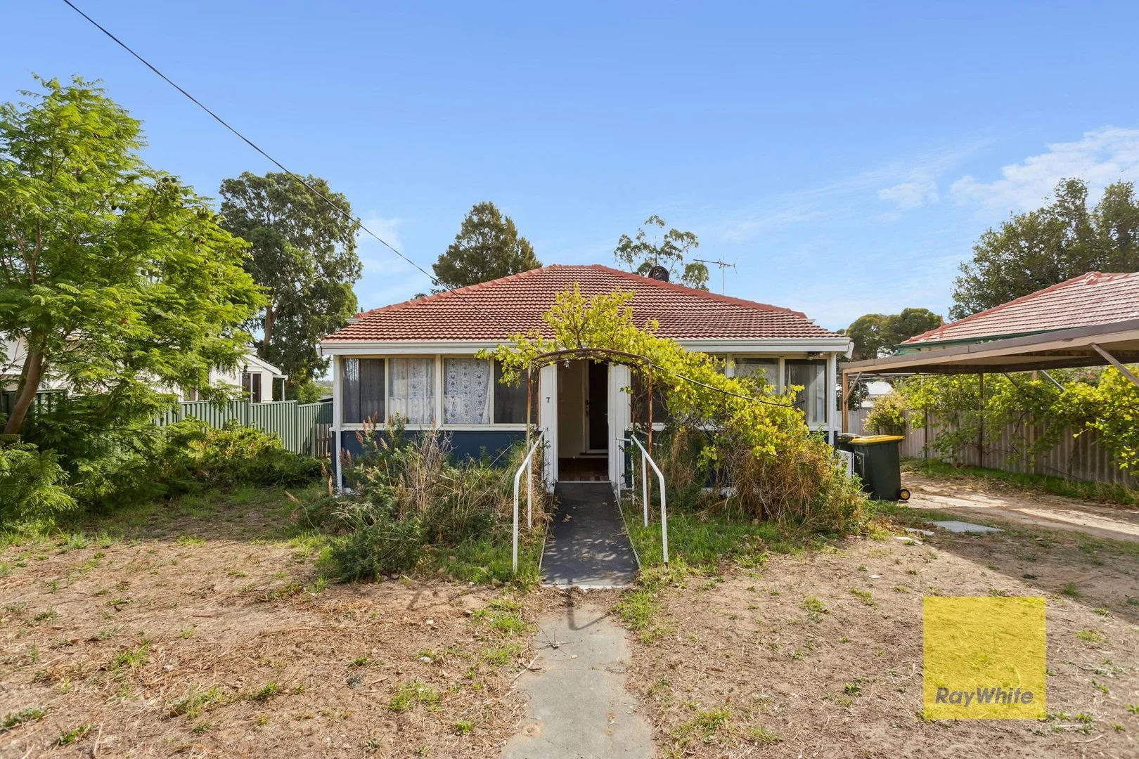 Primary image of 7 Jinda Road, Koongamia WA 6056