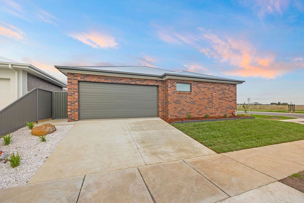 31 Butler Street, Lucas VIC 3350, Image 2