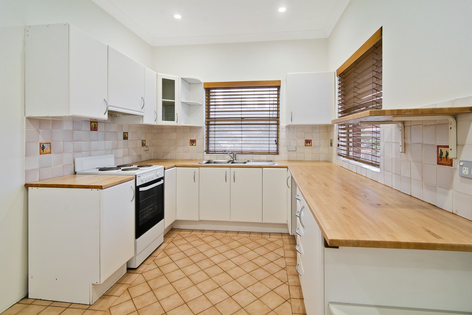 3 bedrooms Apartment / Unit / Flat in 2/44 Holdsworth Street NEUTRAL BAY NSW, 2089