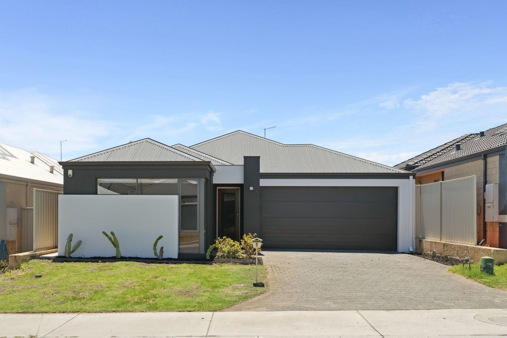 4 bedrooms House in 7 Chasselas Road HOCKING WA, 6065