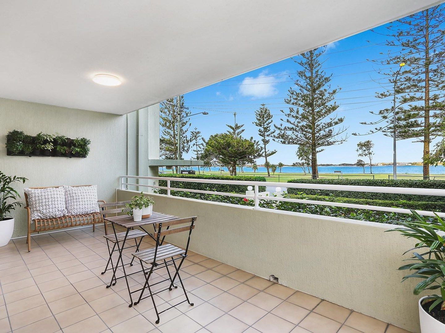 2/194 Marine Parade, Labrador QLD 4215, Image 2