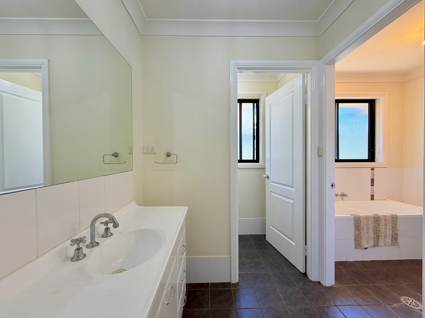 Additional image 10 of 2 Vaucluse Place, Parkes NSW 2870