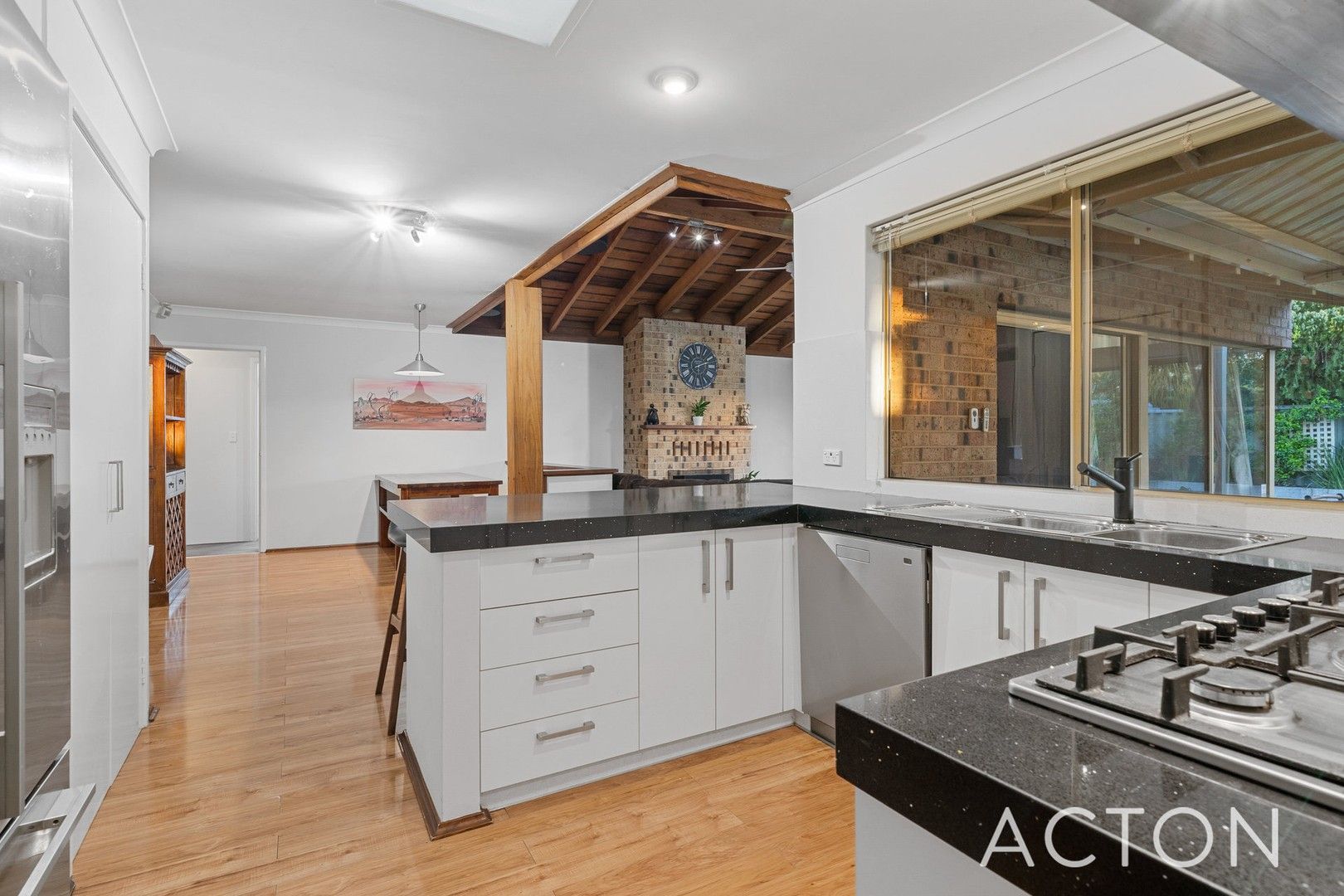 3 bedrooms House in 21 Forest Crescent THORNLIE WA, 6108