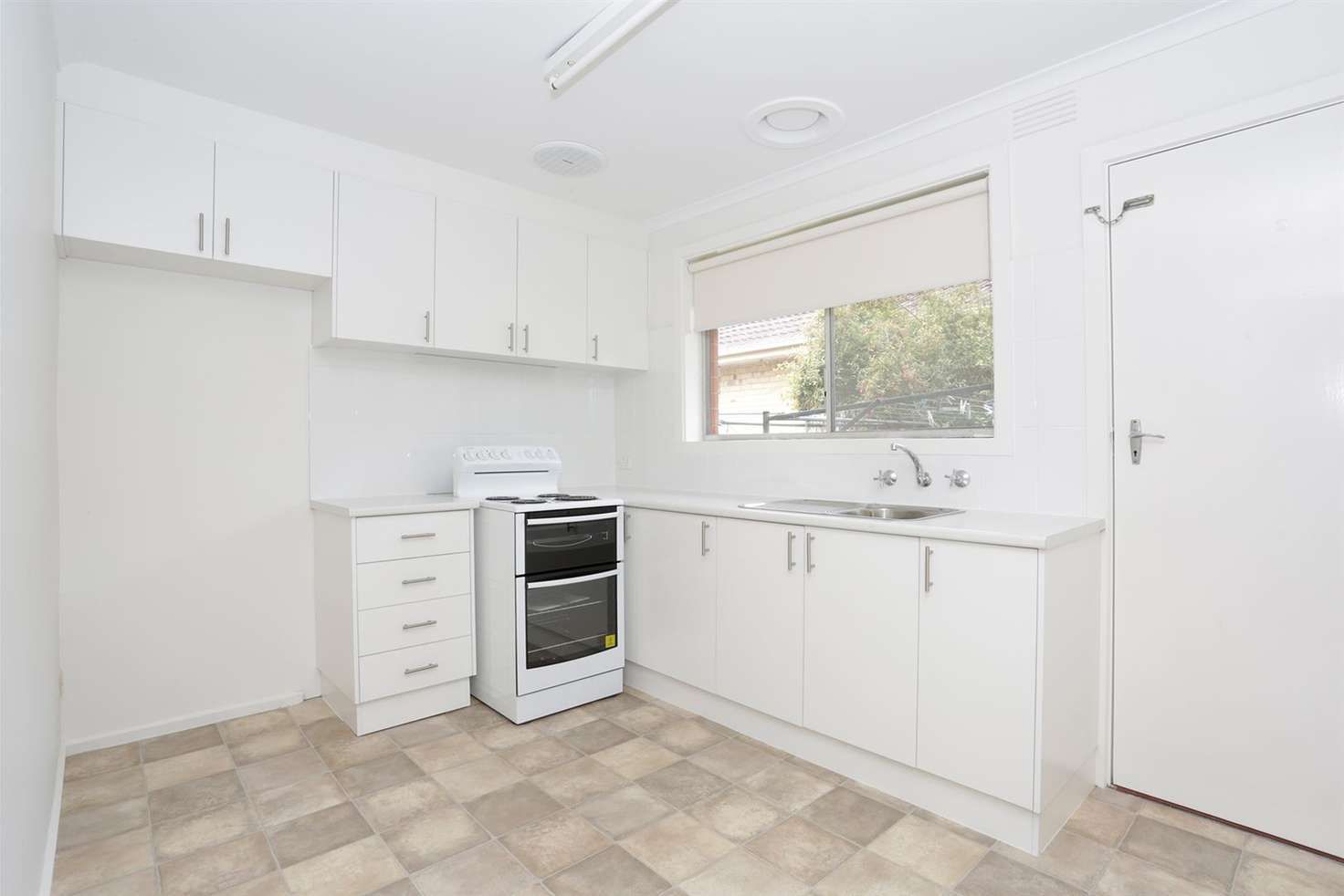 2 bedrooms Apartment / Unit / Flat in 2/680 Waverley Road GLEN WAVERLEY VIC, 3150