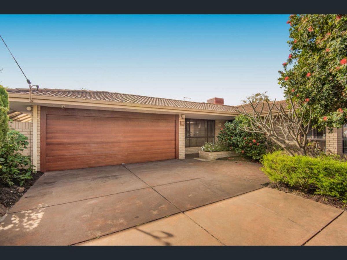 3 bedrooms House in 17 Hampton Court THORNLIE WA, 6108