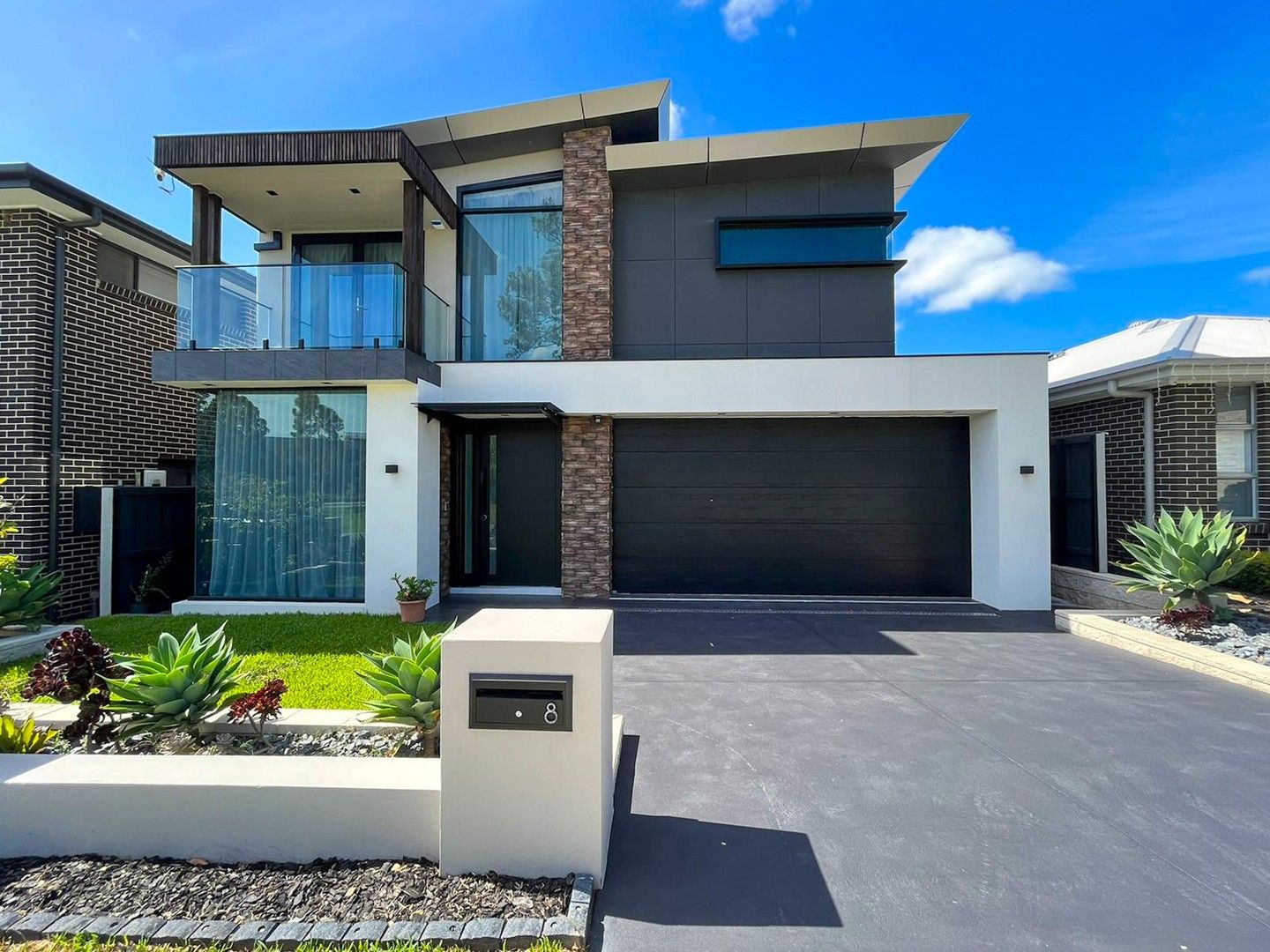 5 bedrooms House in 8 Mornington Grove GLEDSWOOD HILLS NSW, 2557