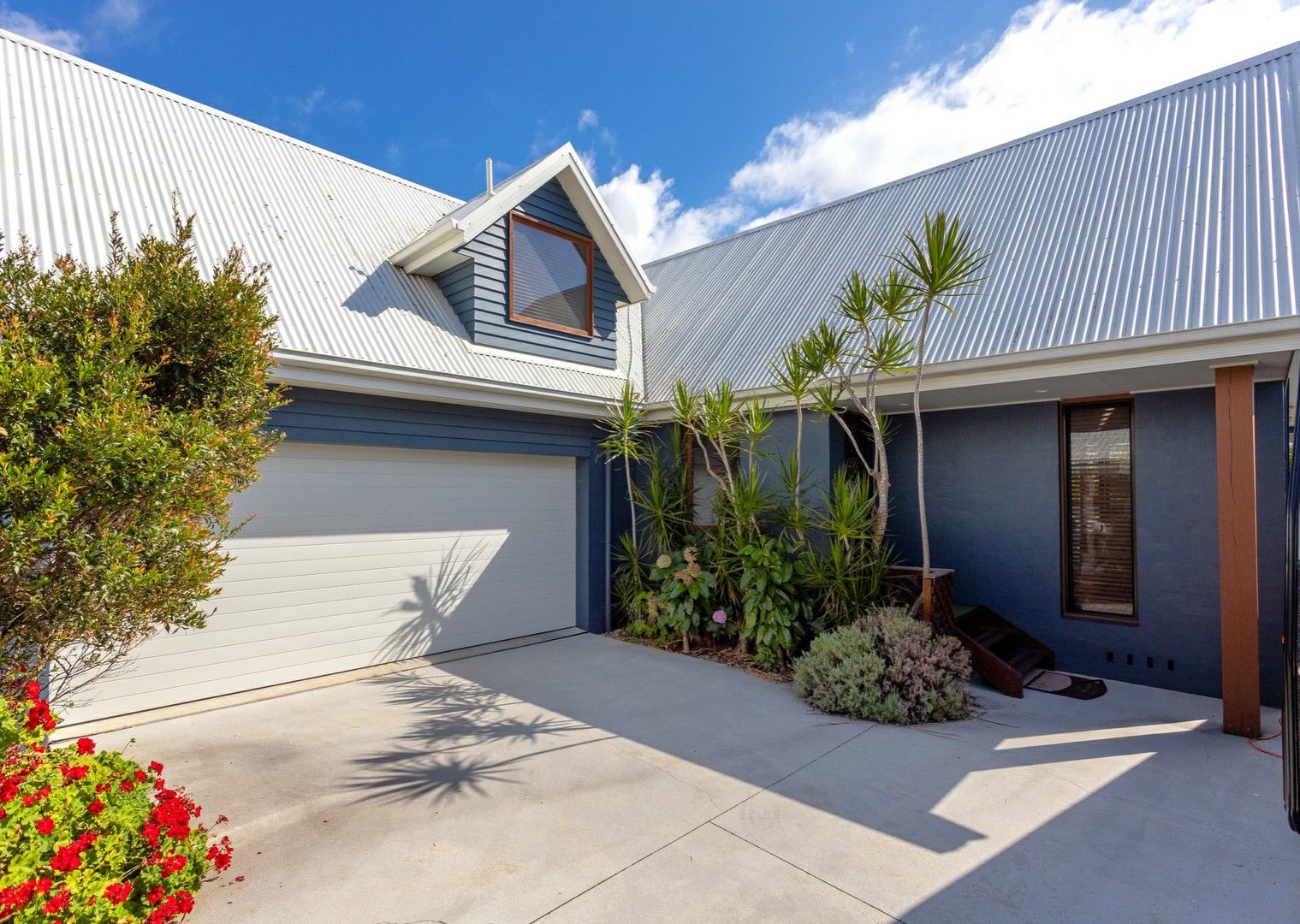 2/5 Flagtail Avenue, Old Bar NSW 2430, Image 0