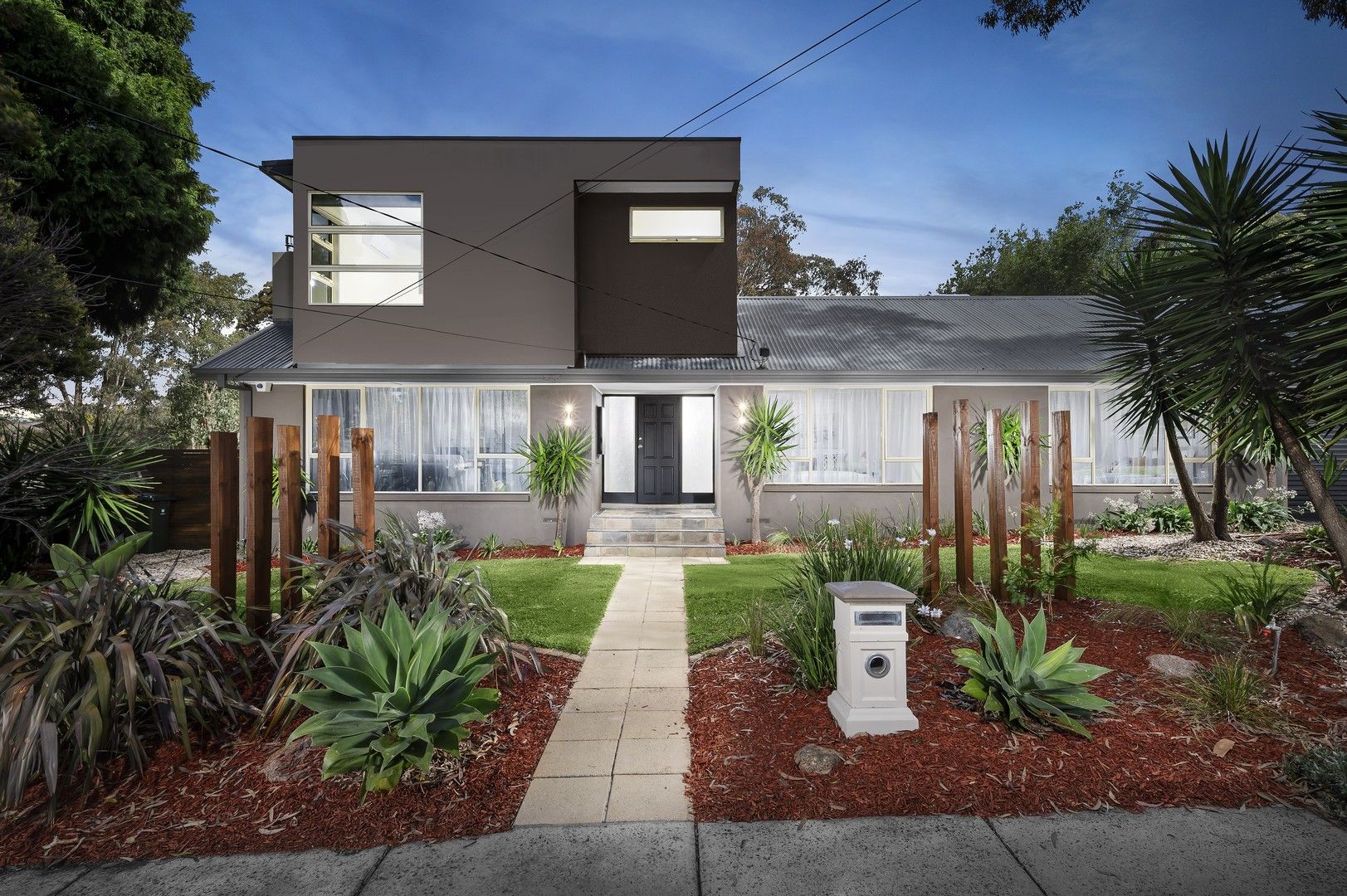 6 bedrooms House in 10 Larpent Street GLEN WAVERLEY VIC, 3150