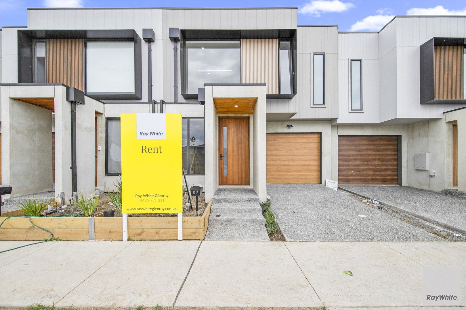 4 bedrooms Townhouse in 27 Falconer Drive MICKLEHAM VIC, 3064