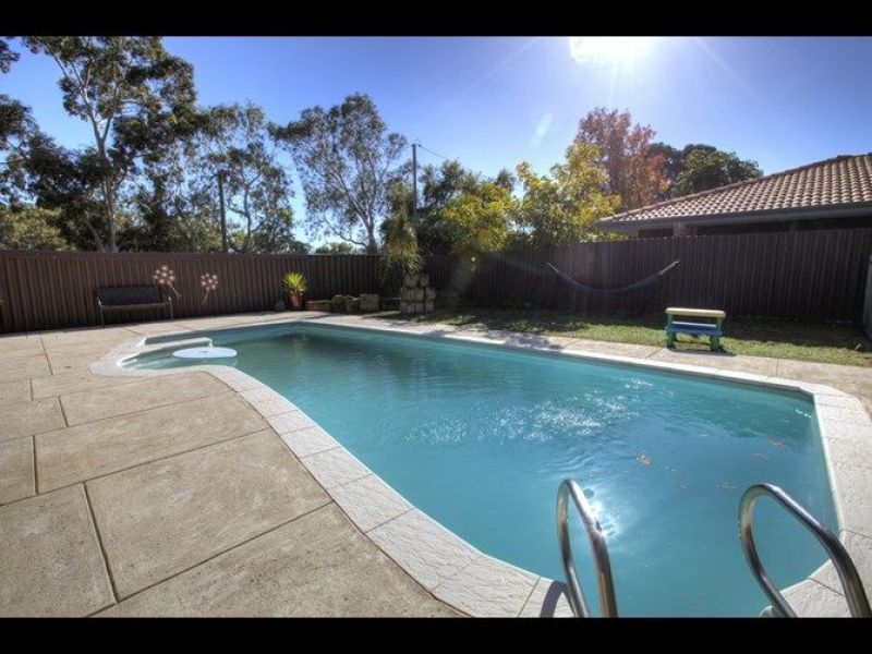 4 bedrooms House in 32 Mahonia Way FORRESTFIELD WA, 6058