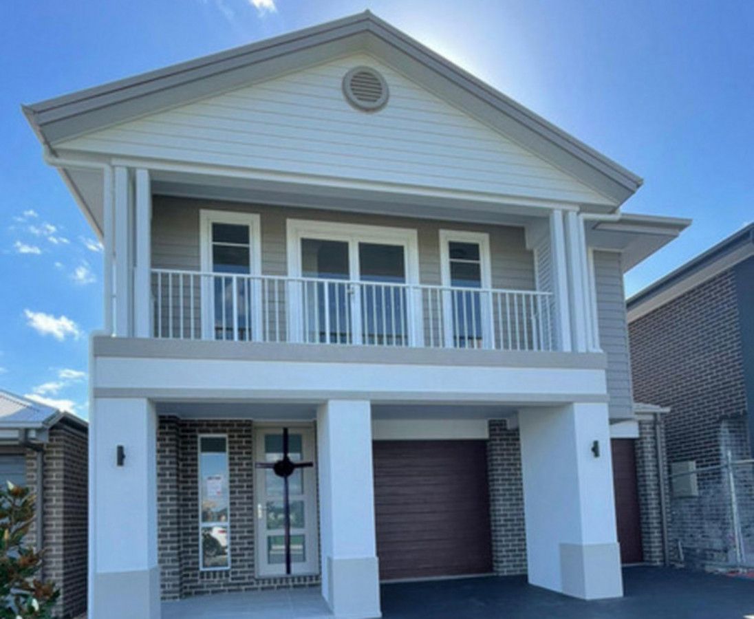 4 bedrooms House in 5 Vanderfield Crescent ORAN PARK NSW, 2570