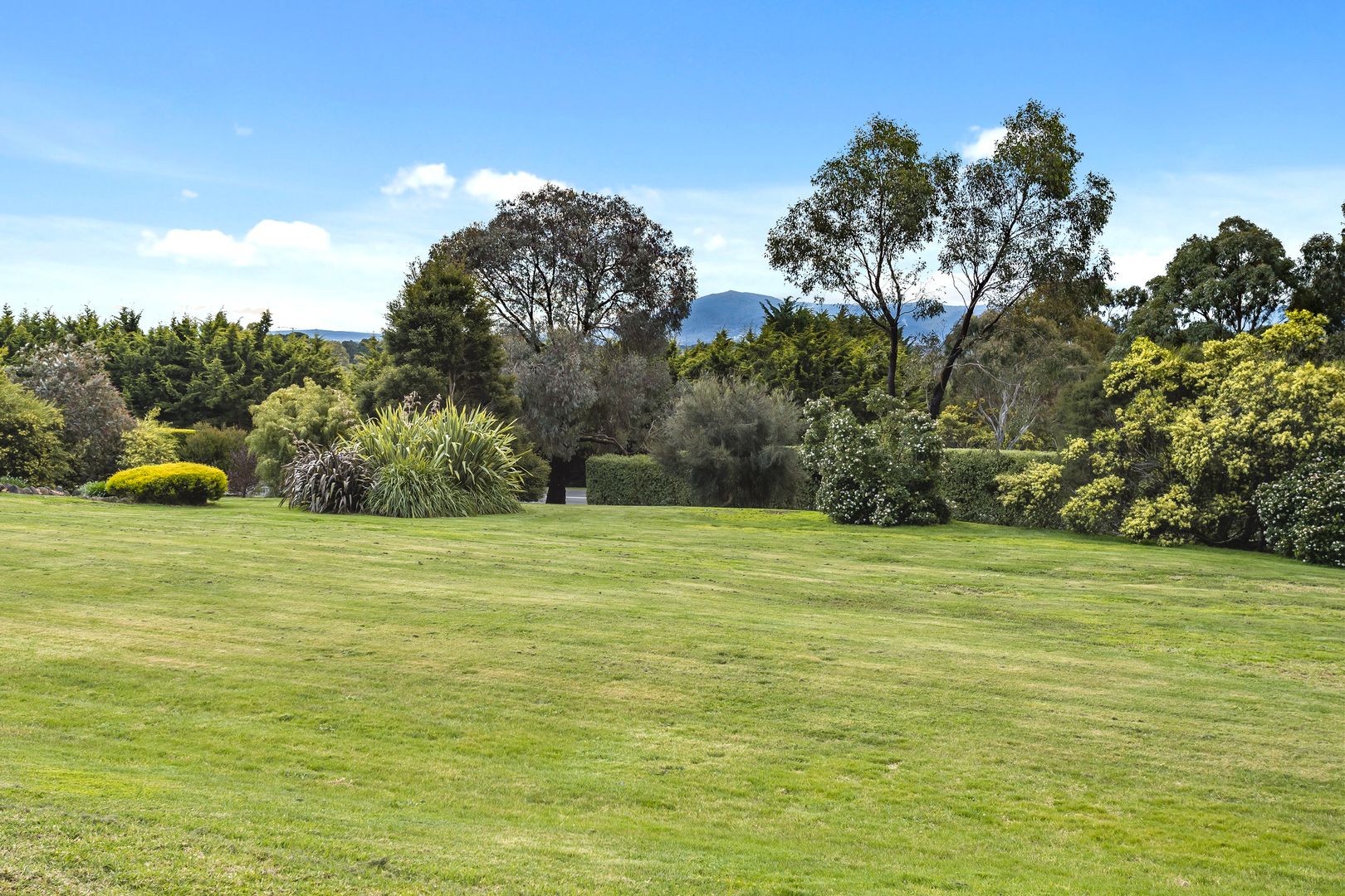 13 Jonathan Road, Gisborne VIC 3437, Image 2