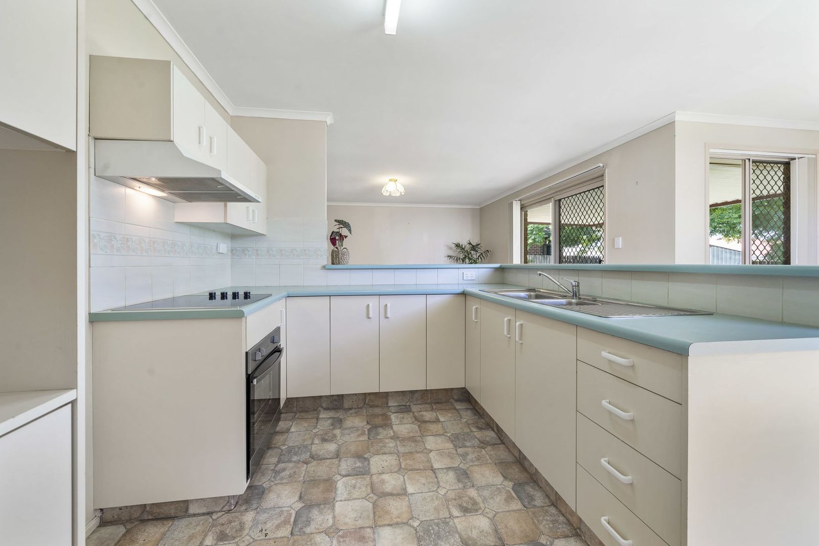 20 Satinwood Court, Glenvale QLD 4350, Image 2