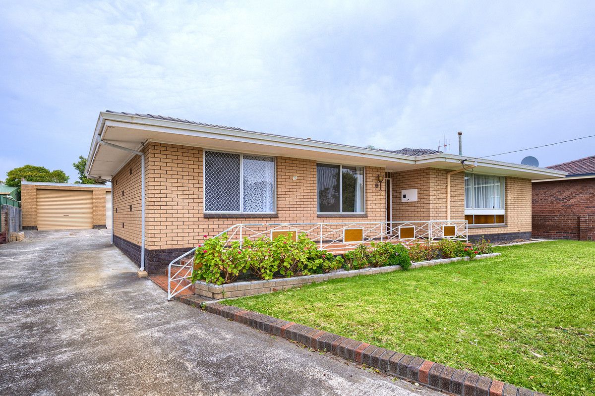 3 bedrooms House in 11 McKail Street ORANA WA, 6330