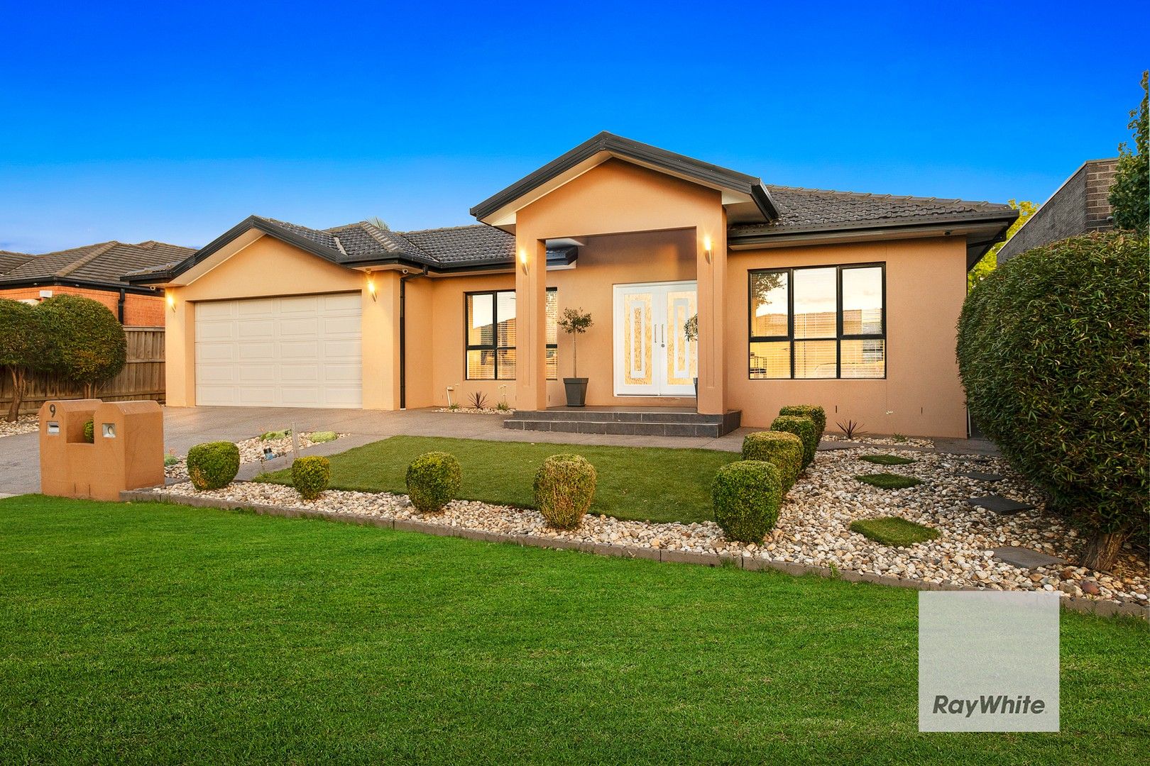 4 bedrooms House in 9 Coogee Drive TAYLORS HILL VIC, 3037