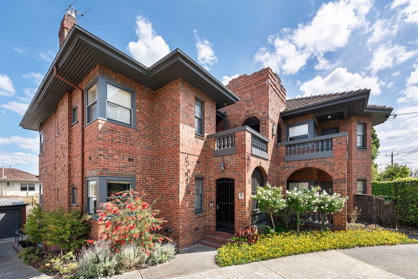 3 bedrooms Apartment / Unit / Flat in 2/18 Riversdale Road HAWTHORN VIC, 3122