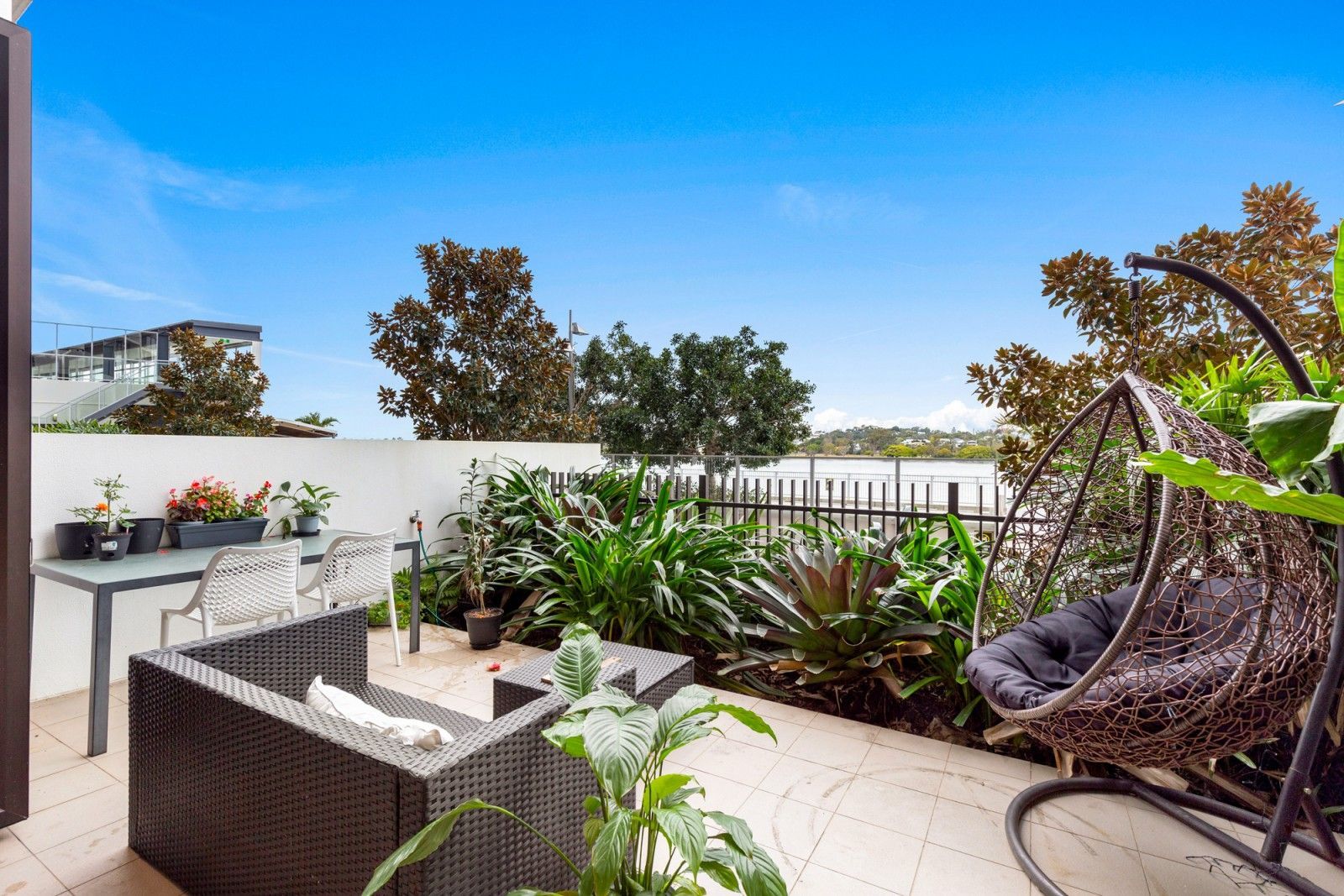 2 bedrooms Apartment / Unit / Flat in 6/37 Harbour Road HAMILTON QLD, 4007