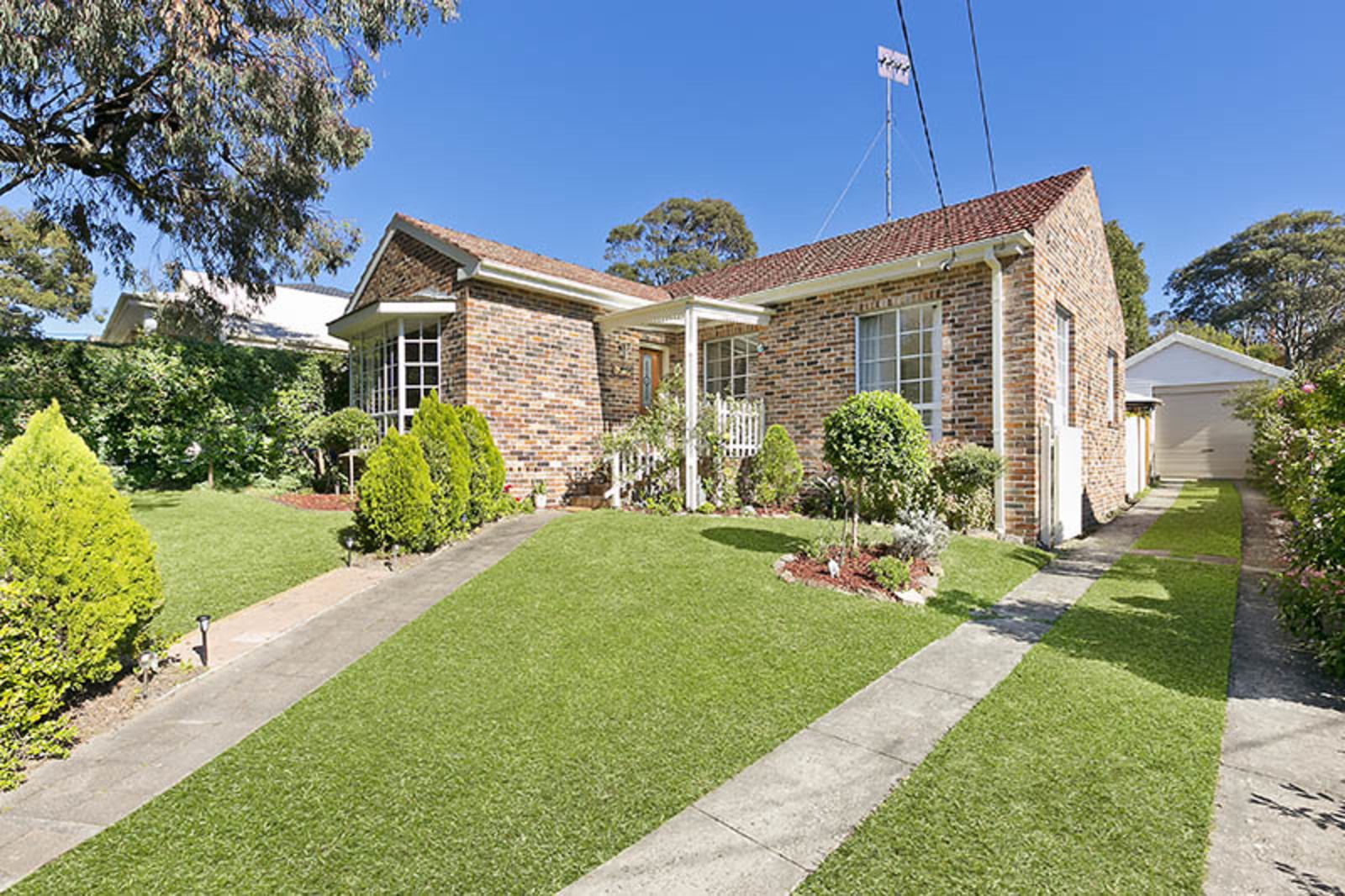 3 bedrooms House in 68 Lascelles Road NARRAWEENA NSW, 2099