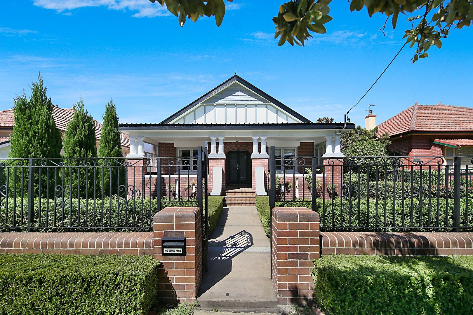 205 Parkway Avenue, Hamilton South Property History & Address