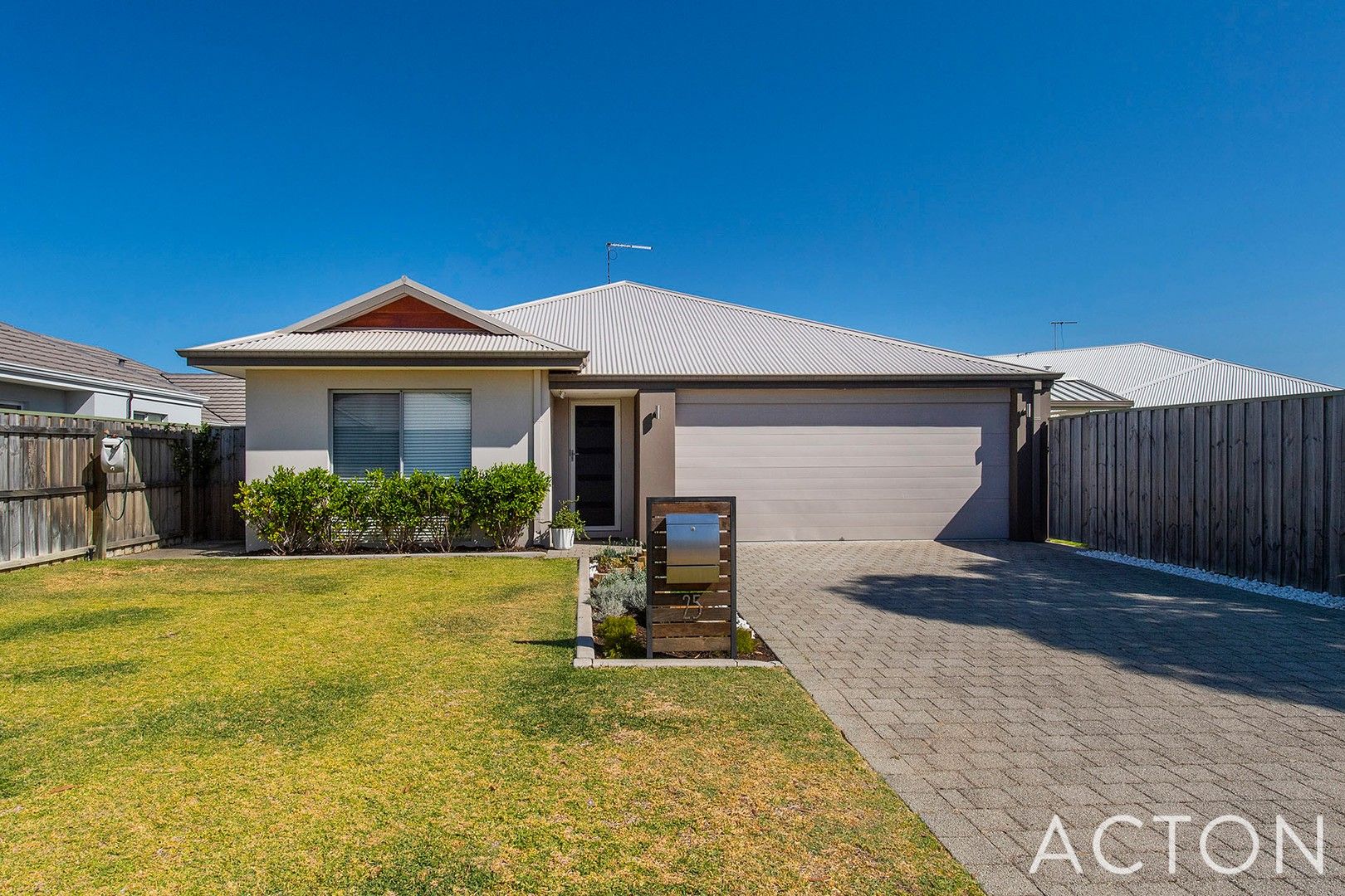 4 bedrooms House in 25 Skylark Loop ERSKINE WA, 6210